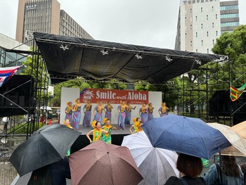 小雨の中フラを踊る様子