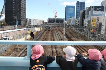 電車を見つめる子どもたち