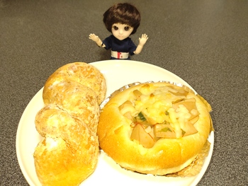 パンを食べたそうに見つめるちびナカノさん