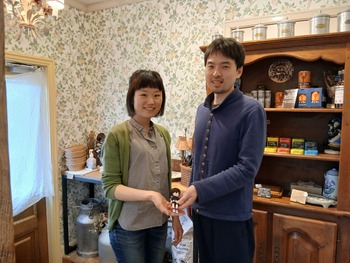 テンスの今野亮（右）とあずささん（左）