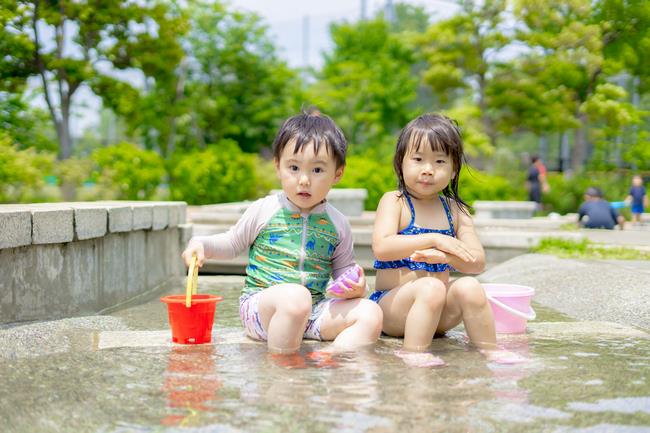 水遊びを満喫する子どもたち