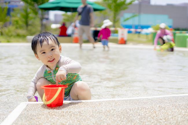 大きい池で水遊び