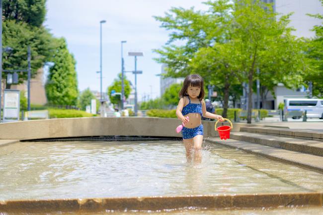 水路で水遊び