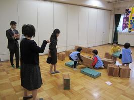 お友達と協力して片付けをしています