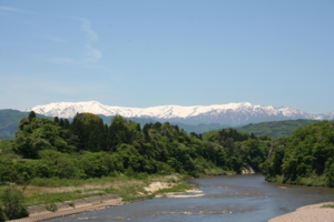 阿賀川と飯豊山