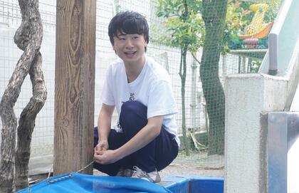 保育士職の職員が砂場の設営をしている写真
