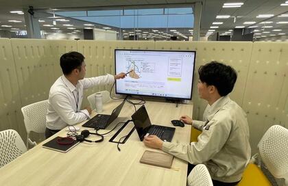 建築職の職員が同僚と打ち合わせをしている写真