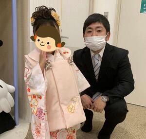 清掃職の職員と子供の記念写真