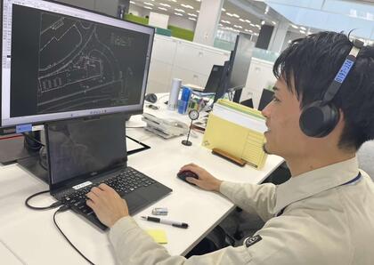 造園職の職員が事務作業をしている写真
